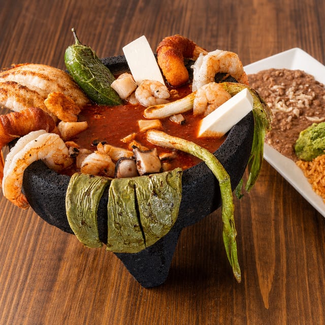 Molcajete de Mariscos Caliente (Seafood hot).